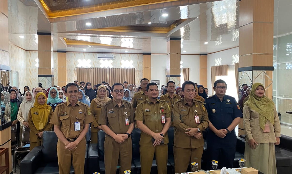 Leny Syanjaya Bersama Sekda DISPERINDAG Kalsel pada Sosialisasi Izin Edar Produk IKM Kota Banjarmasin Tahun 2026 Dinas Perdagangan dan Perindustrian Kota Banjarmasin