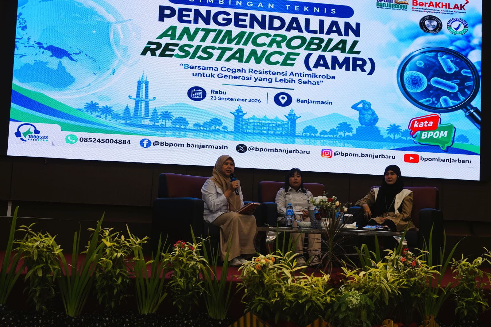 Leny Syanjaya sebagai Moderator di Sesi Pagi acara AMR 2026 BBPOM Banjarbaru